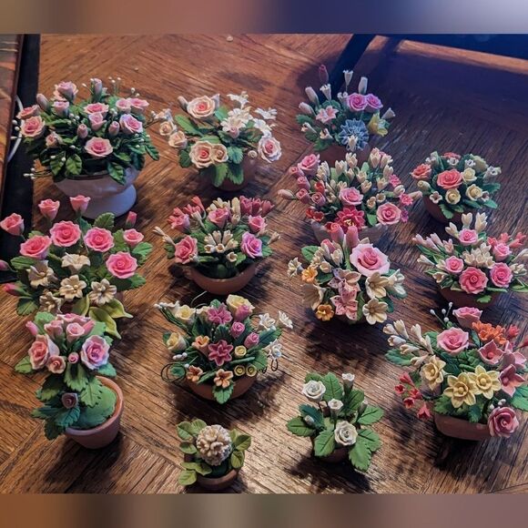 14 different miniature porcelain flower arrangements - Picture 12 of 13